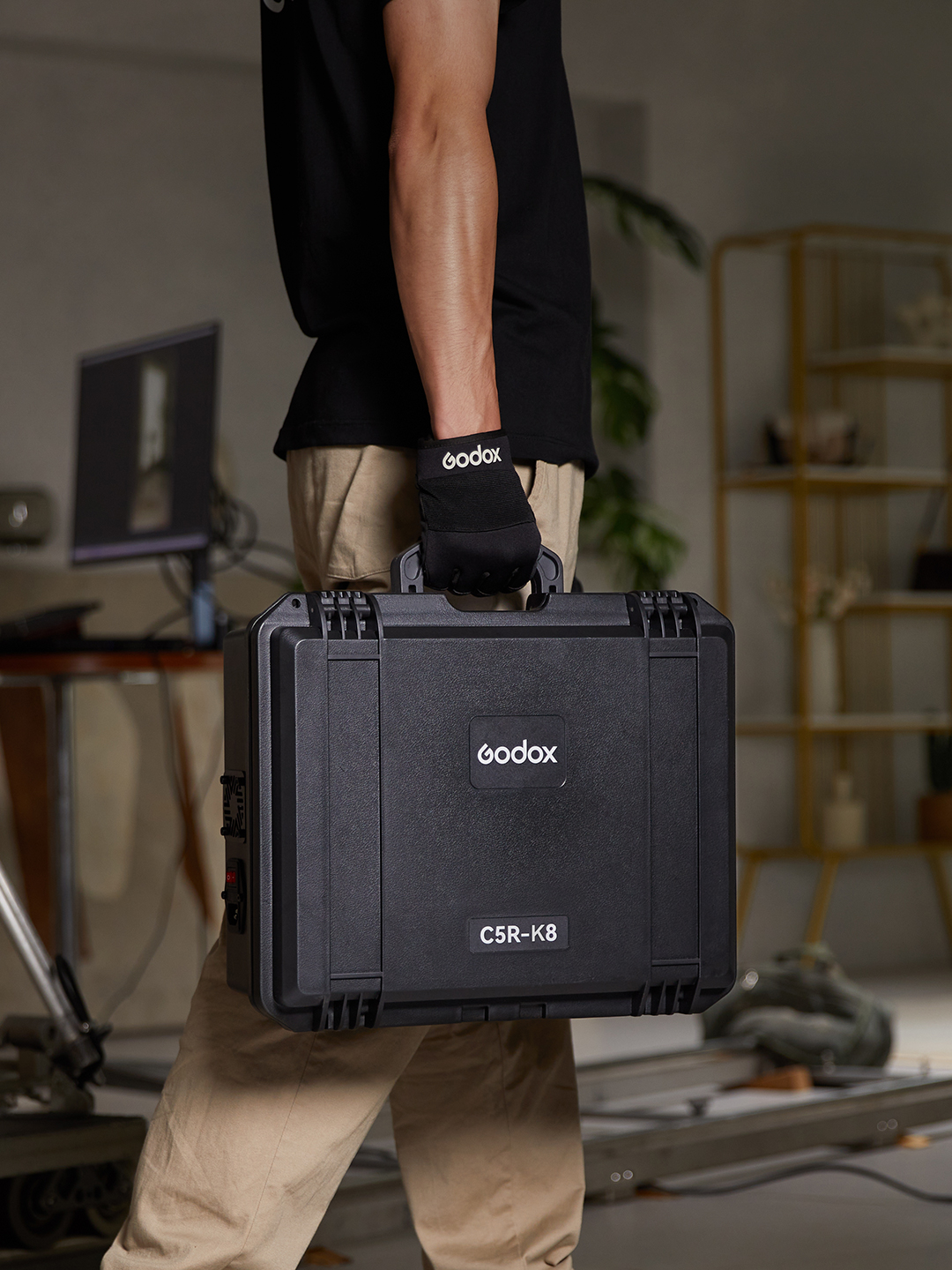 картинка Комплект светодиодных осветителей Godox Knowled C5R-K8 с зарядным кейсом от магазина Ultra-mart