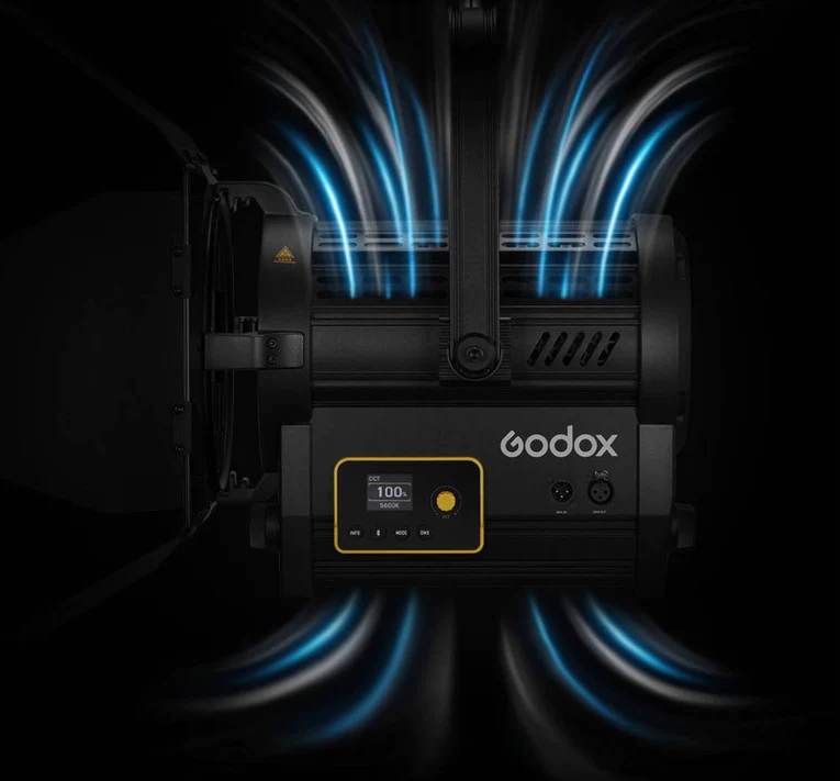 картинка Осветитель светодиодный Godox F7-120D K2 с линзой Френеля от магазина Ultra-mart