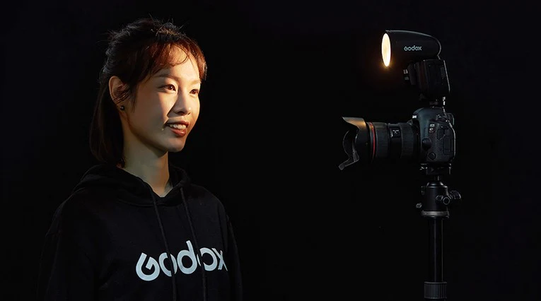 картинка Вспышка накамерная с круглой головкой Godox V1Pro C для Canon, арт.31643 от магазина Ultra-mart