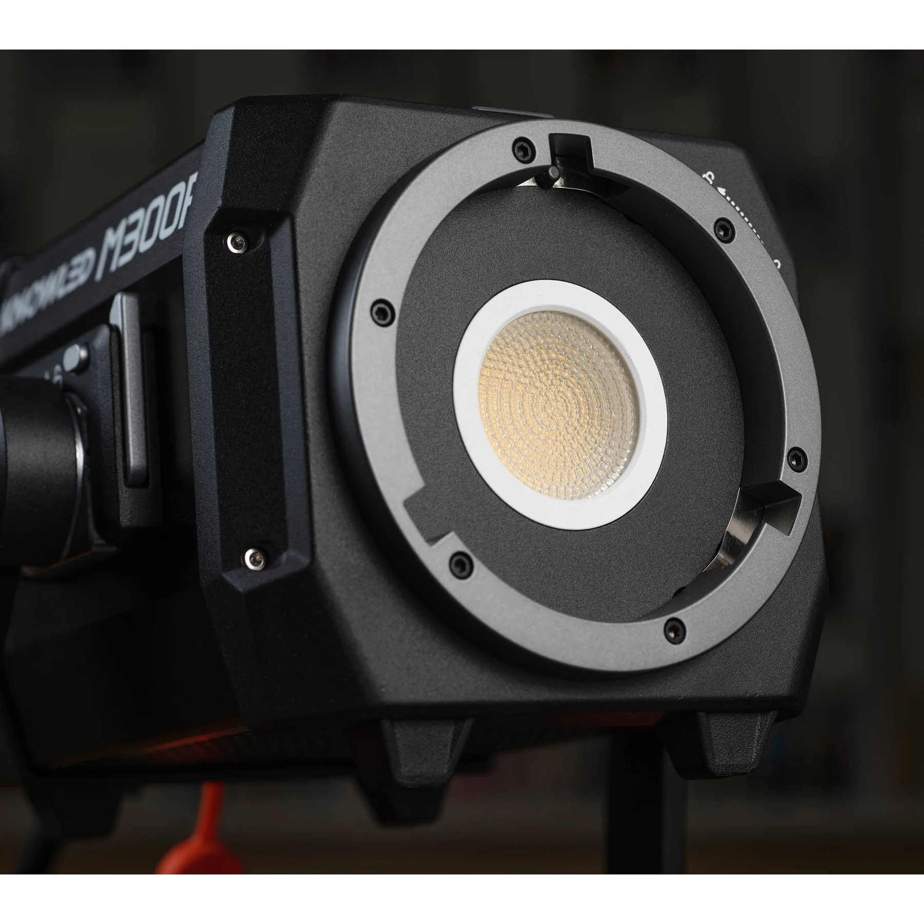 картинка Осветитель светодиодный Godox Knowled M300R K1 студийный от магазина Ultra-mart