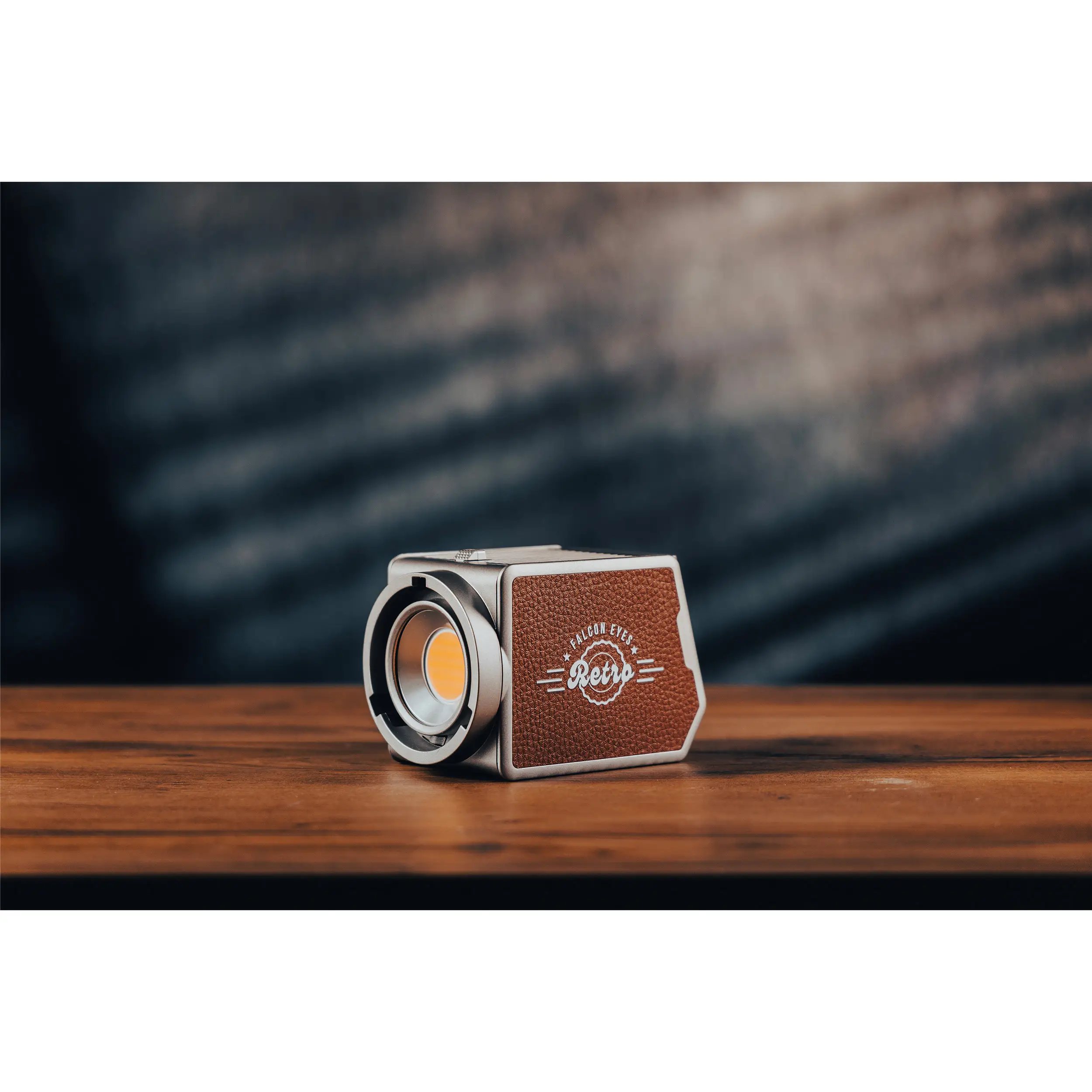 картинка Осветитель светодиодный Falcon Eyes Retro 60B от магазина Ultra-mart