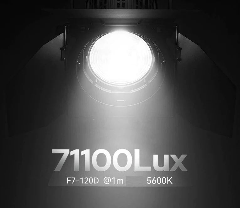 картинка Осветитель светодиодный Godox F7-120D K2 с линзой Френеля от магазина Ultra-mart